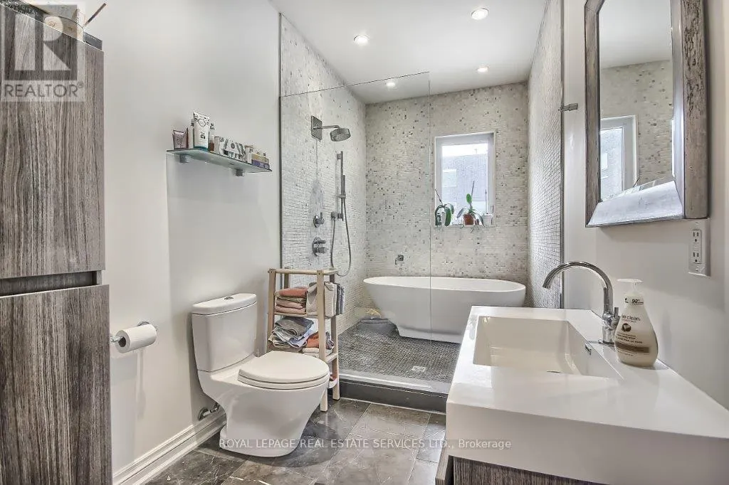 3047 DUNDAS STREET W
