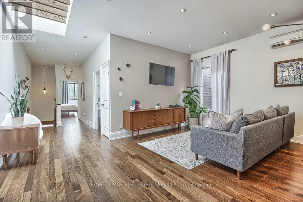 3047 DUNDAS STREET W