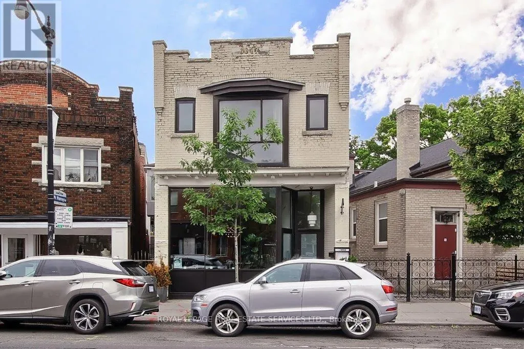 3047 DUNDAS STREET W