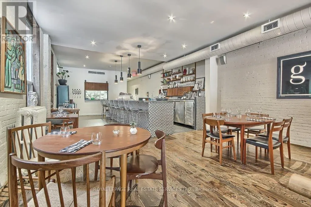 3047 DUNDAS STREET W
