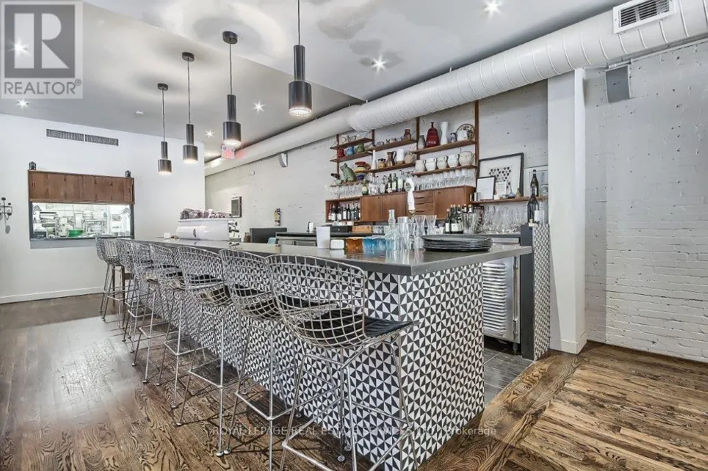 3047 DUNDAS STREET W