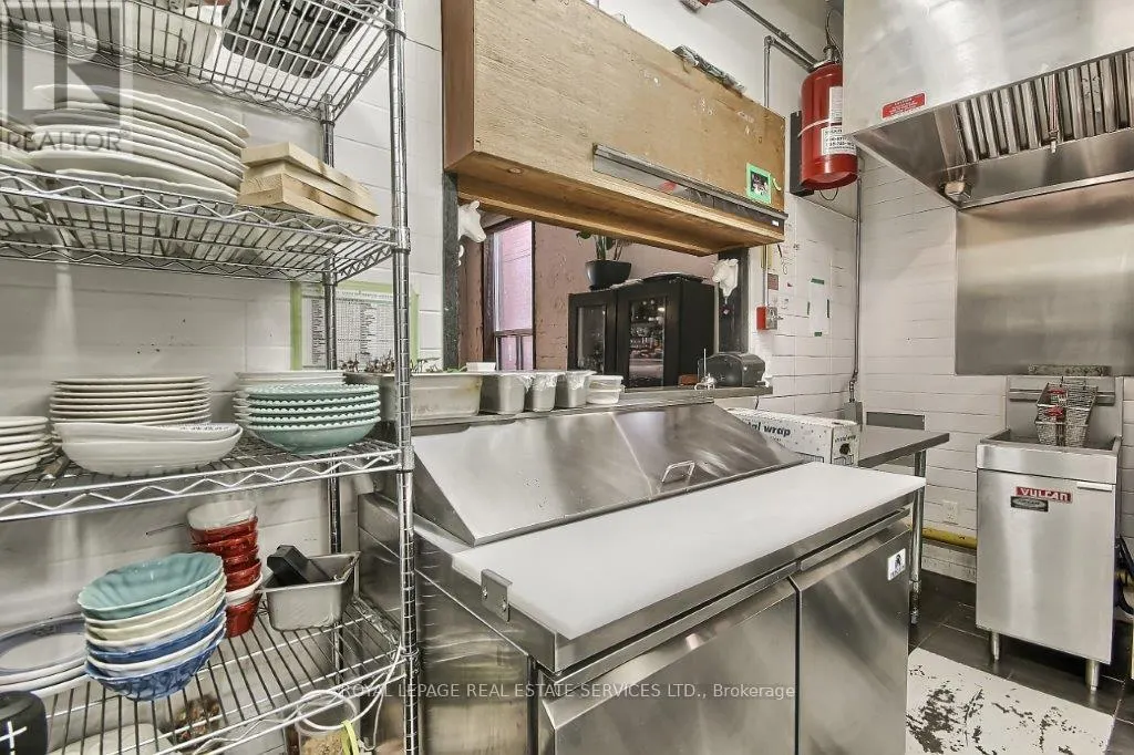3047 DUNDAS STREET W
