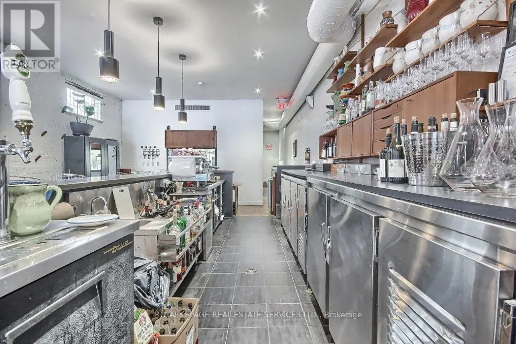3047 DUNDAS STREET W
