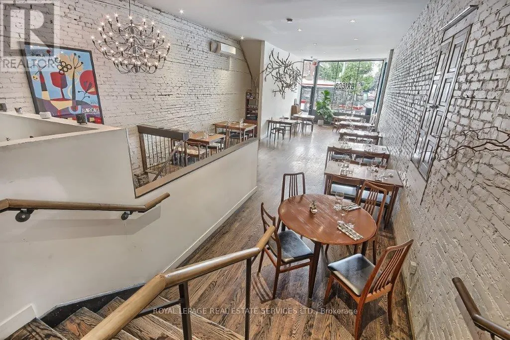 3047 DUNDAS STREET W