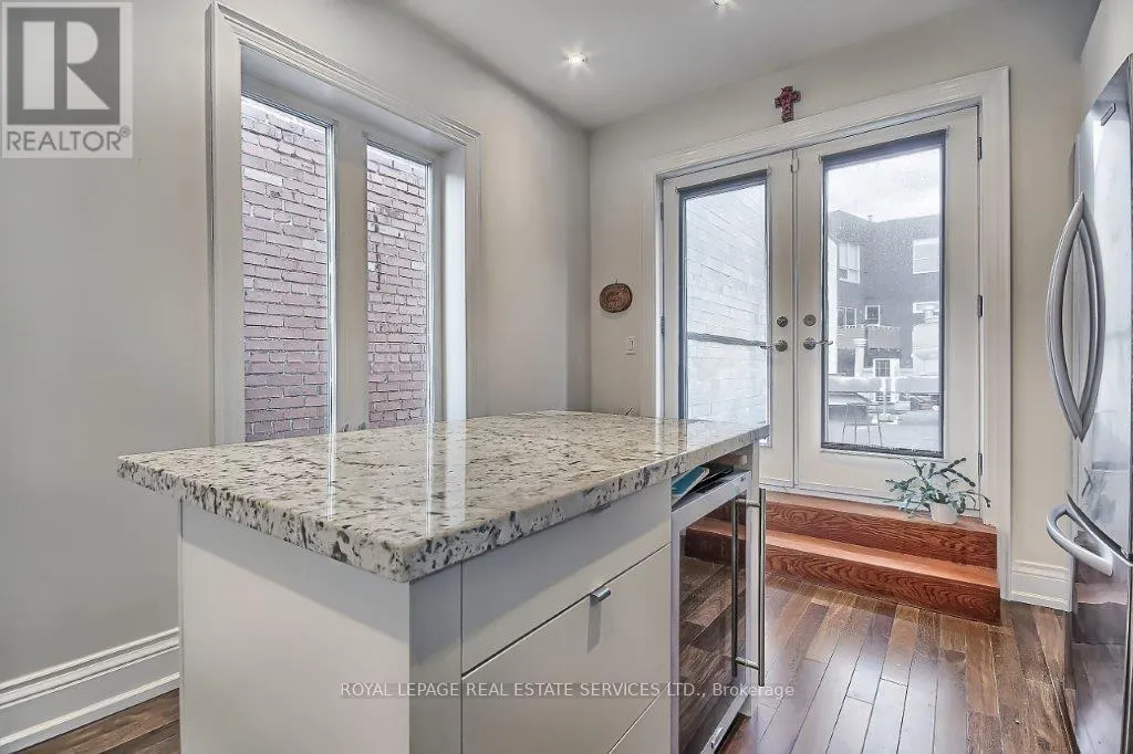 3047 DUNDAS STREET W