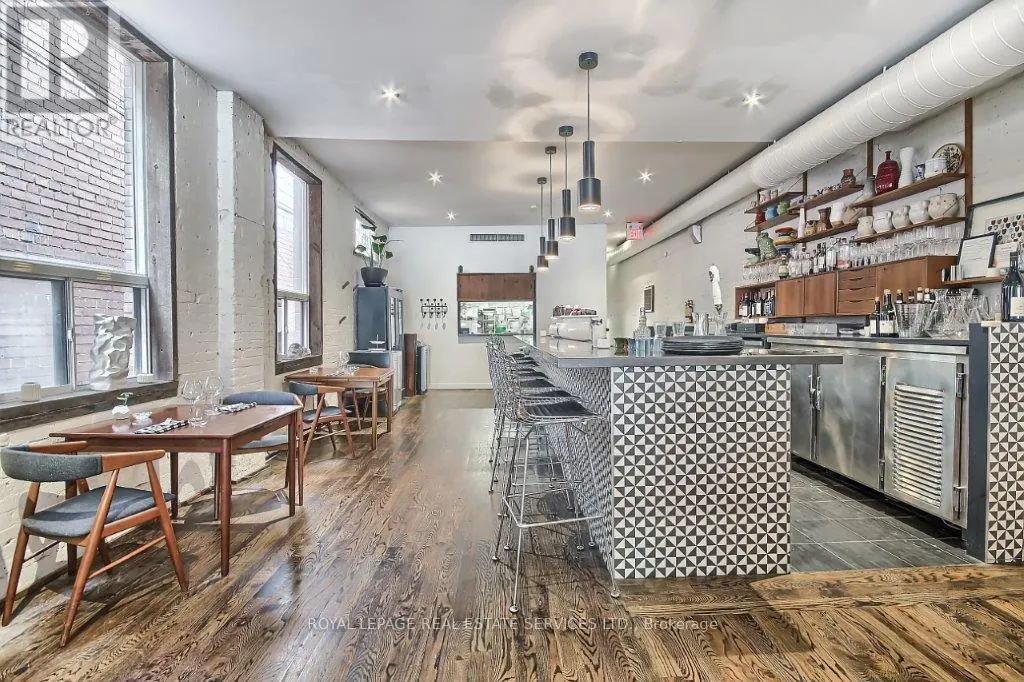 3047 DUNDAS STREET W