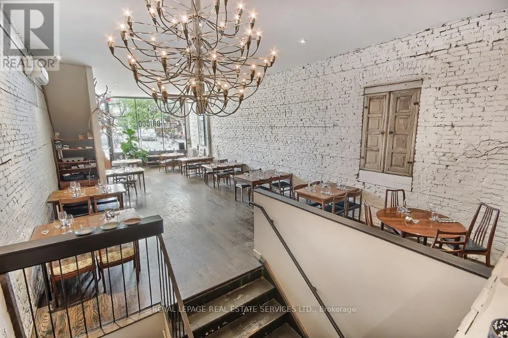 3047 DUNDAS STREET W