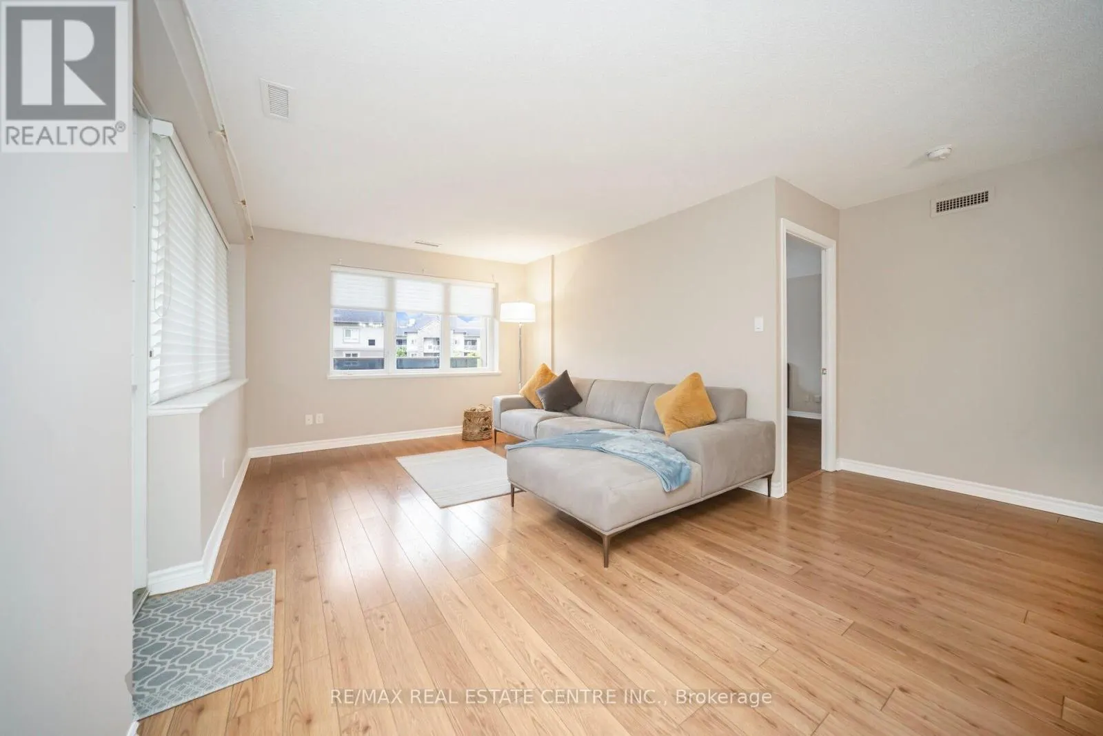 301 - 3 DAYSPRING CIRCLE