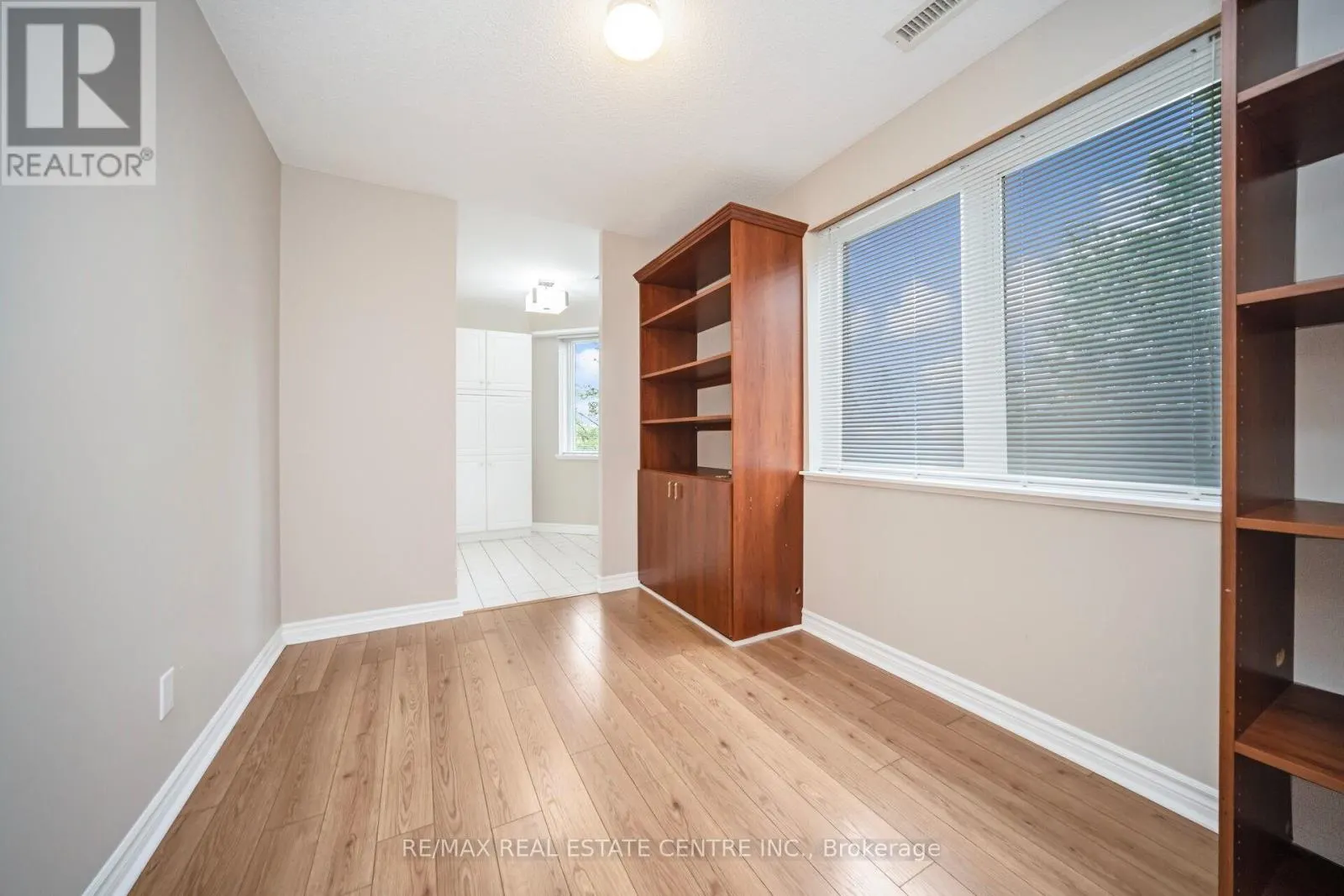 301 - 3 DAYSPRING CIRCLE