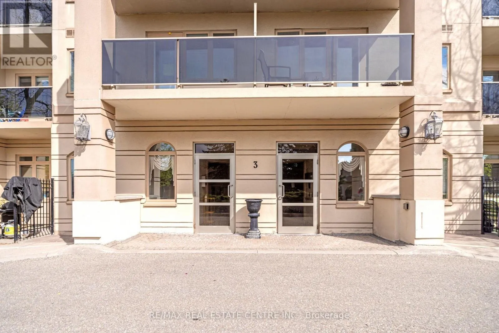 301 - 3 DAYSPRING CIRCLE