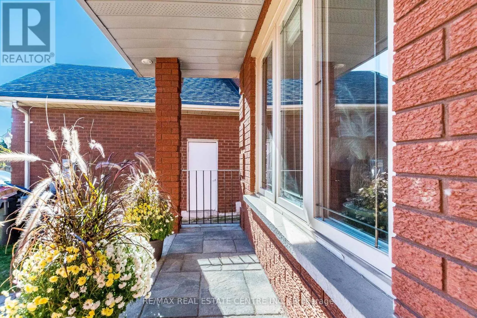 963 SUMMERBREEZE COURT