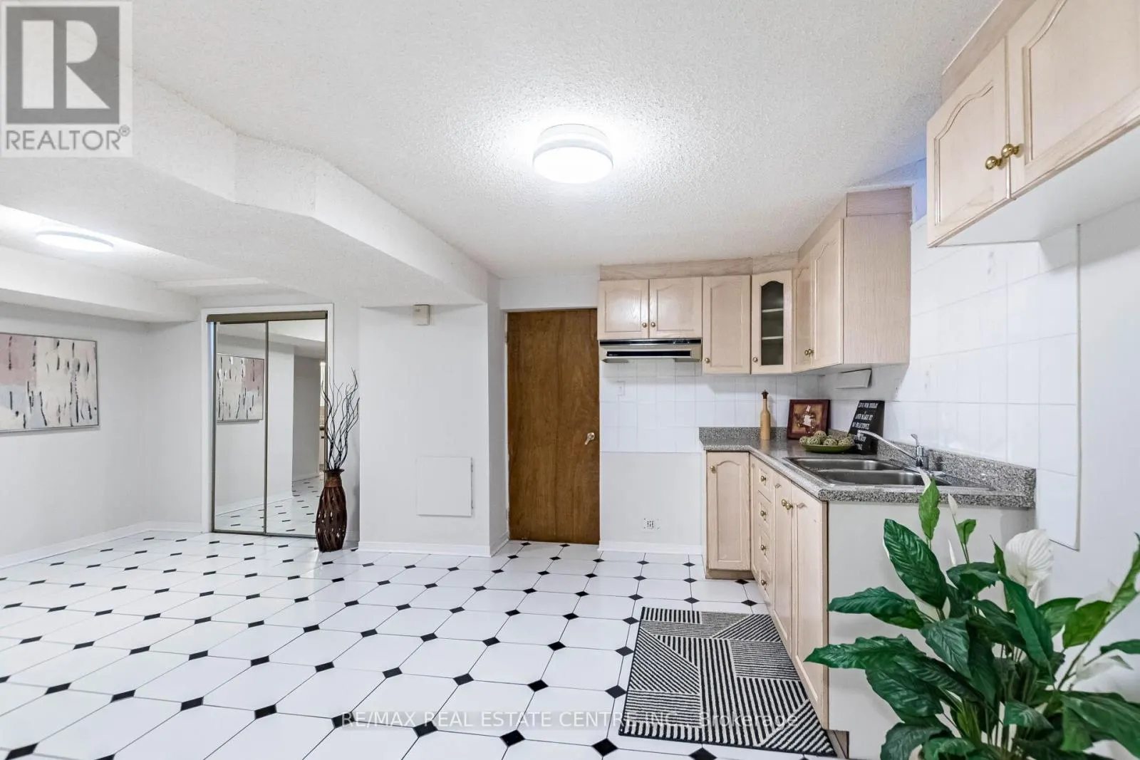 963 SUMMERBREEZE COURT