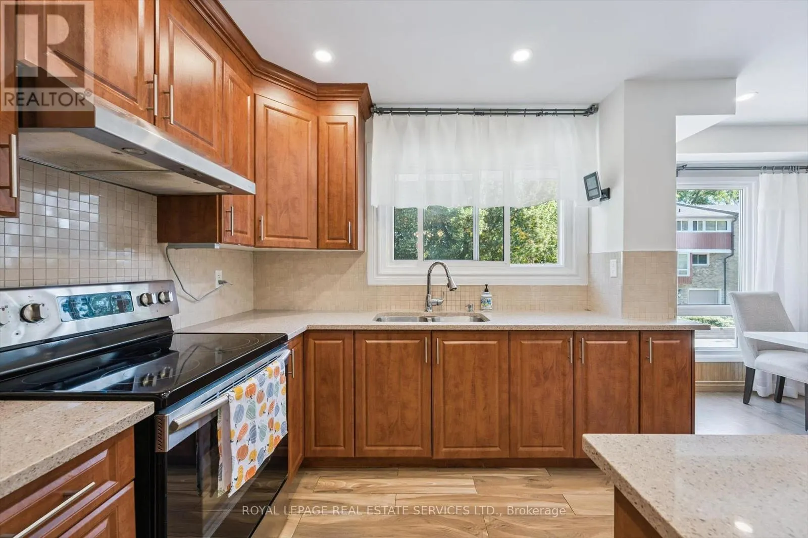 24 - 915 INVERHOUSE DRIVE