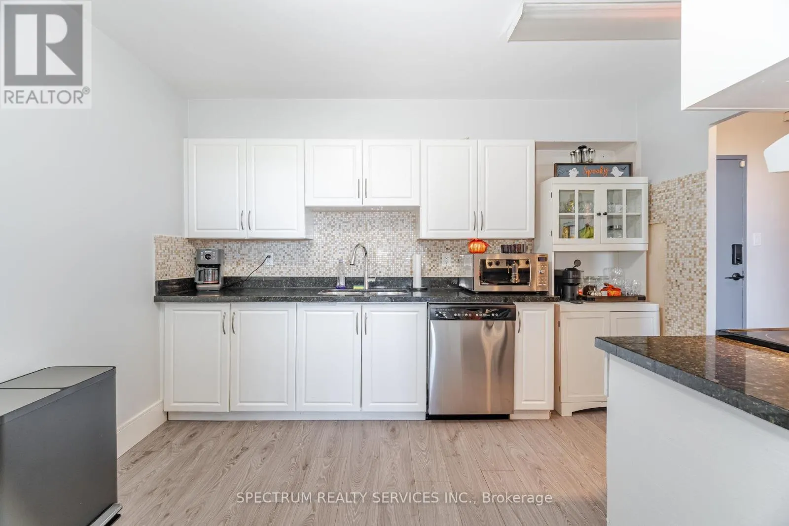 1210 - 85 EMMETT AVENUE