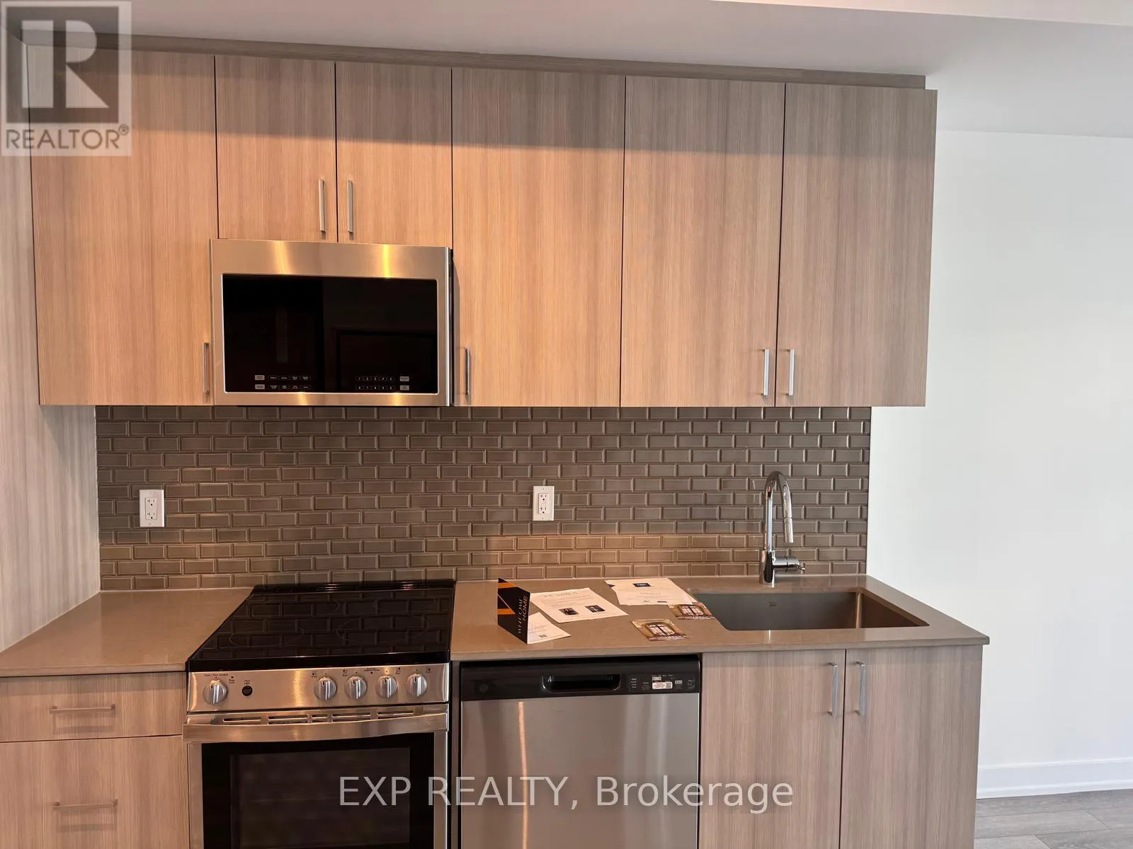 566 - 1005 DUNDAS ST E STREET