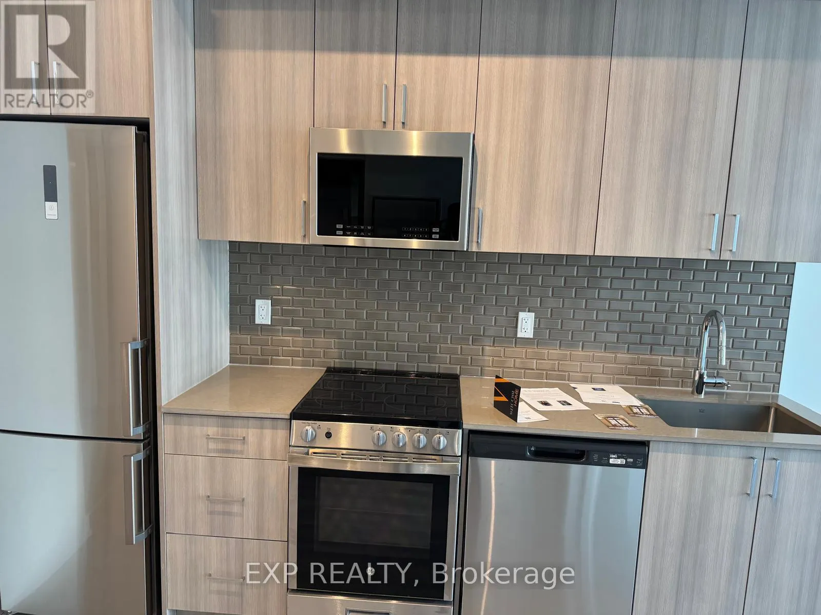 566 - 1005 DUNDAS ST E STREET