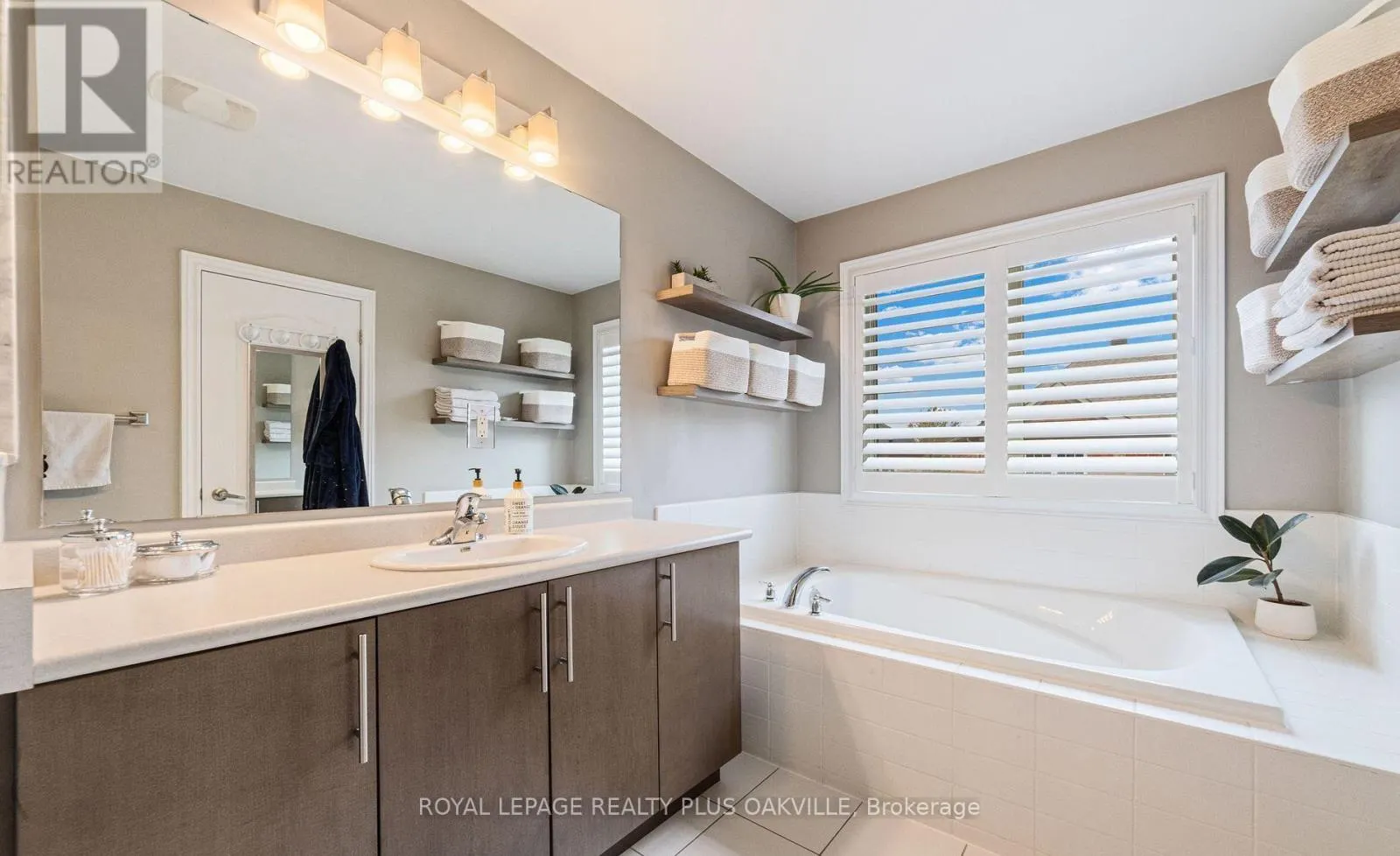 37 DIAMOND LEAF LANE