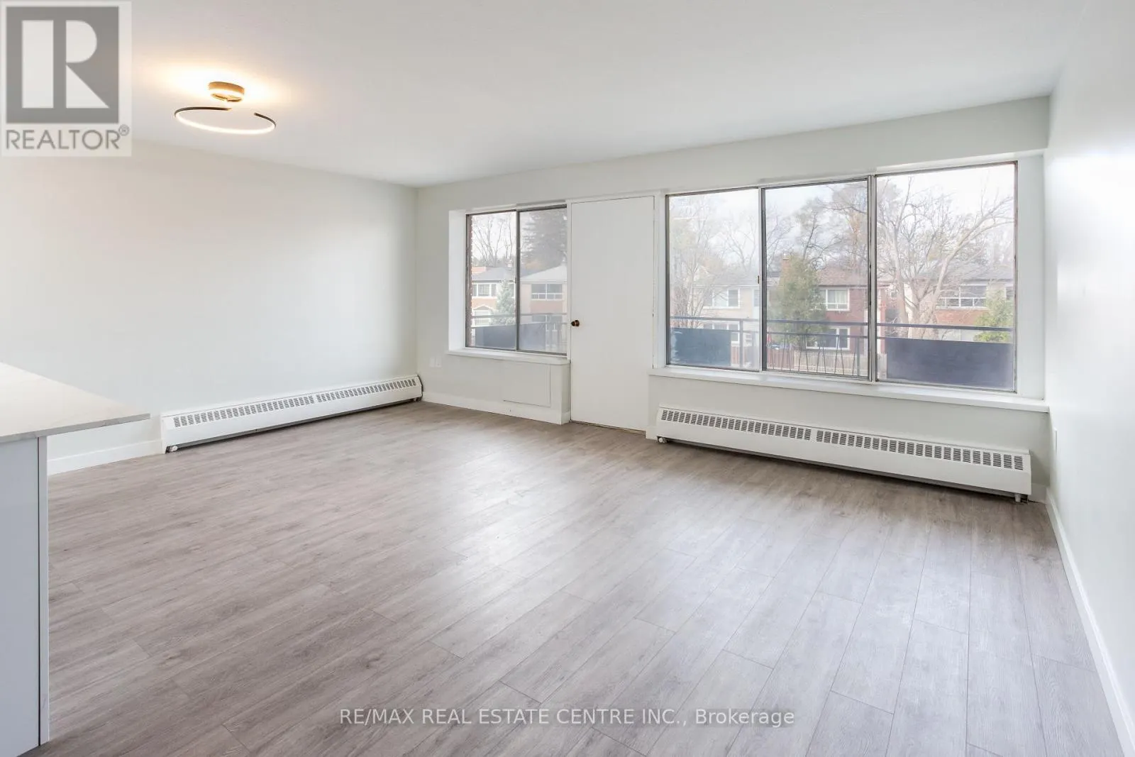 302 - 371 LAKESHORE ROAD W