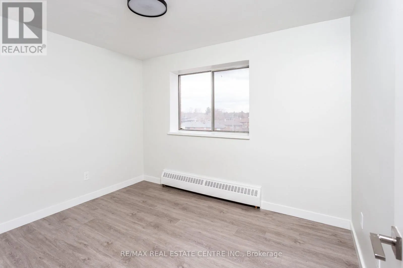 302 - 371 LAKESHORE ROAD W