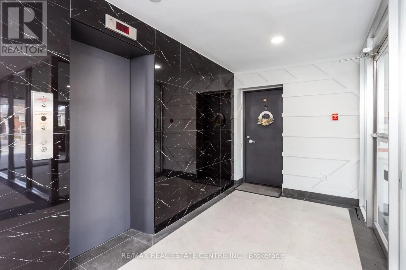302 - 371 LAKESHORE ROAD W
