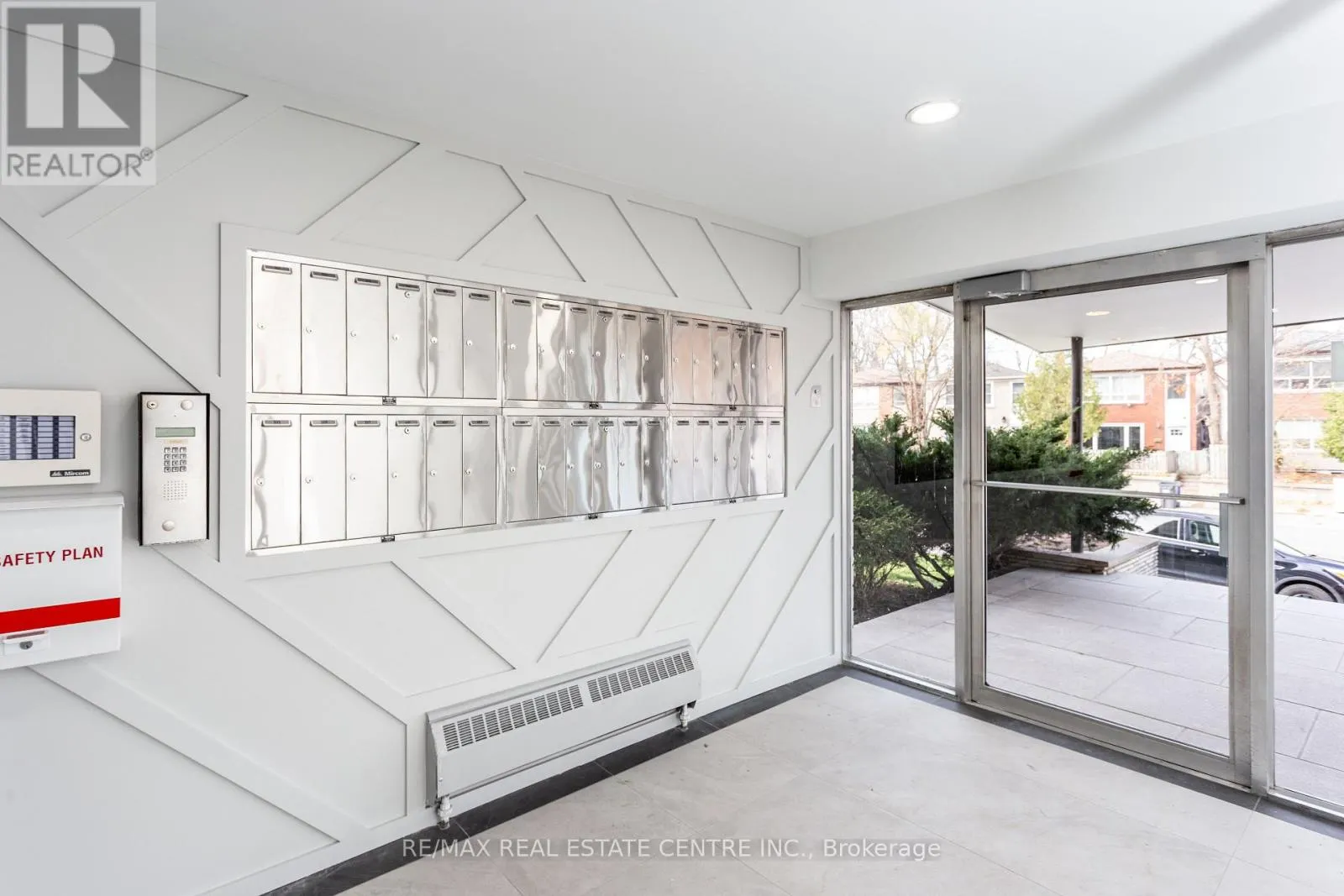 302 - 371 LAKESHORE ROAD W