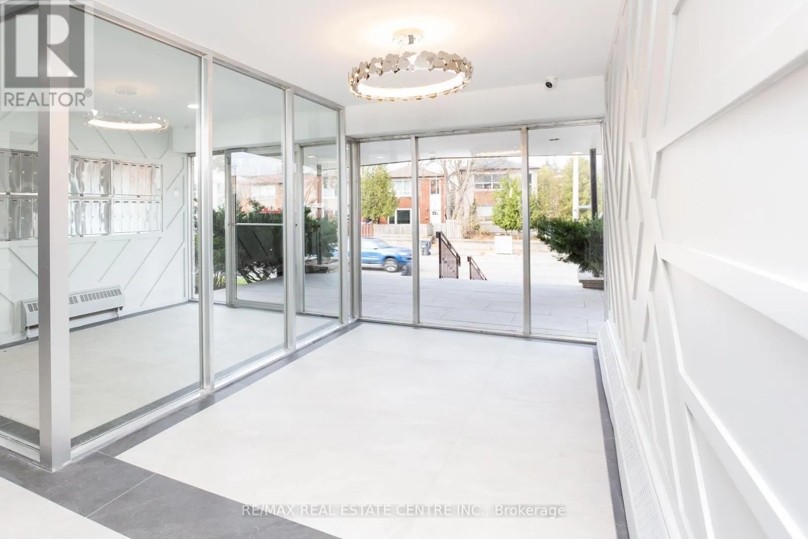 302 - 371 LAKESHORE ROAD W
