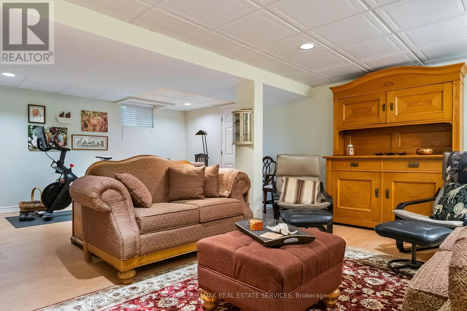 1318 HILLVIEW CRESCENT