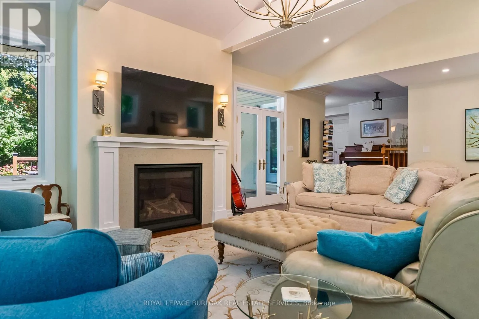 1318 HILLVIEW CRESCENT