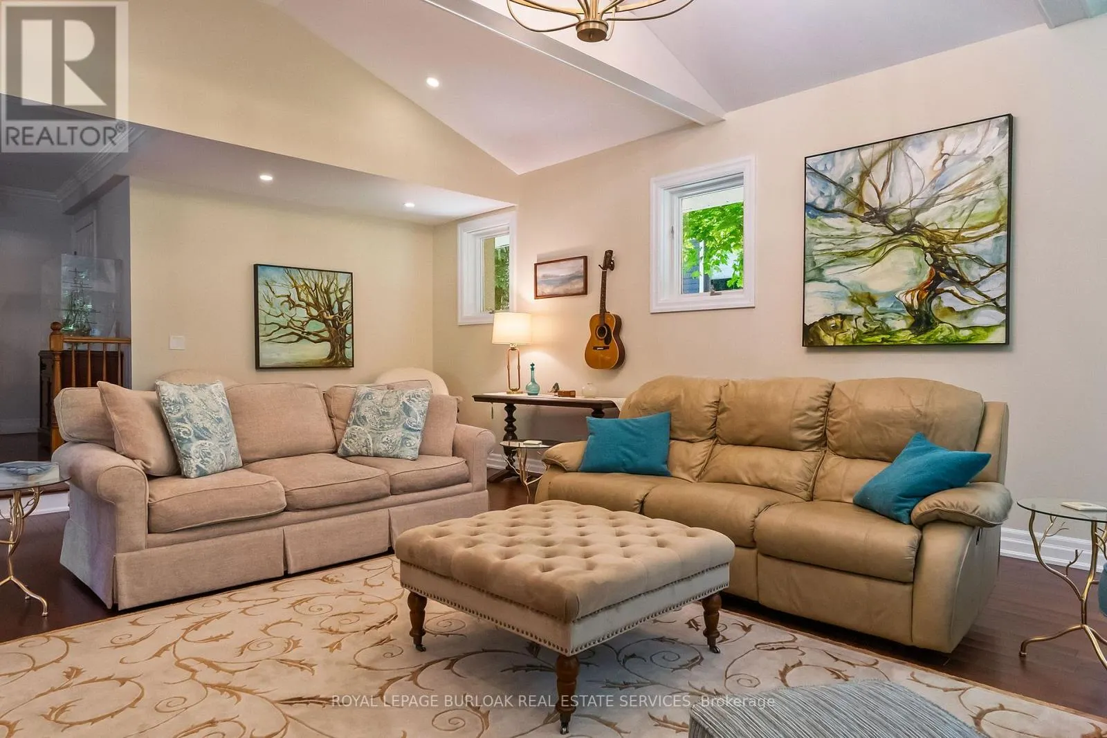 1318 HILLVIEW CRESCENT