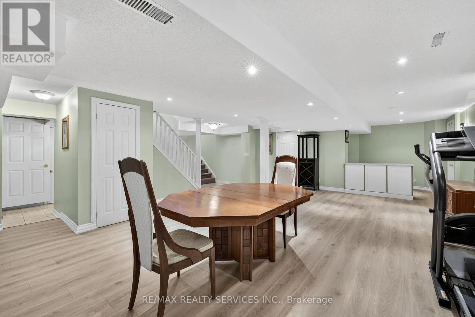 124 ROYAL VALLEY DRIVE