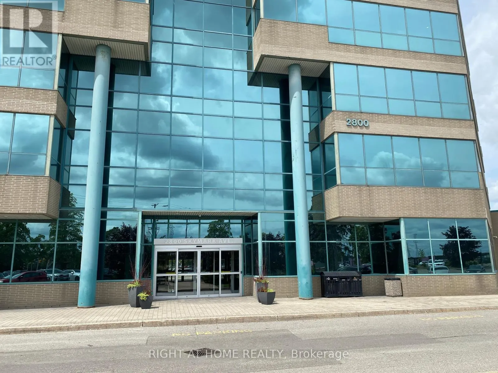32 - 2800 SKYMARK AVENUE