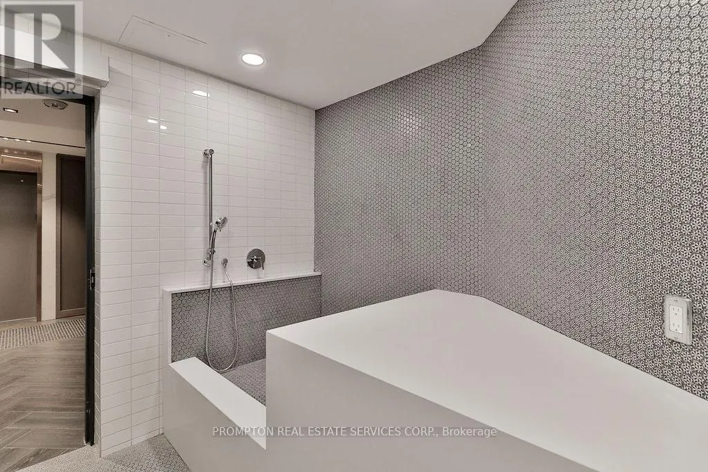 715 - 405 DUNDAS STREET W