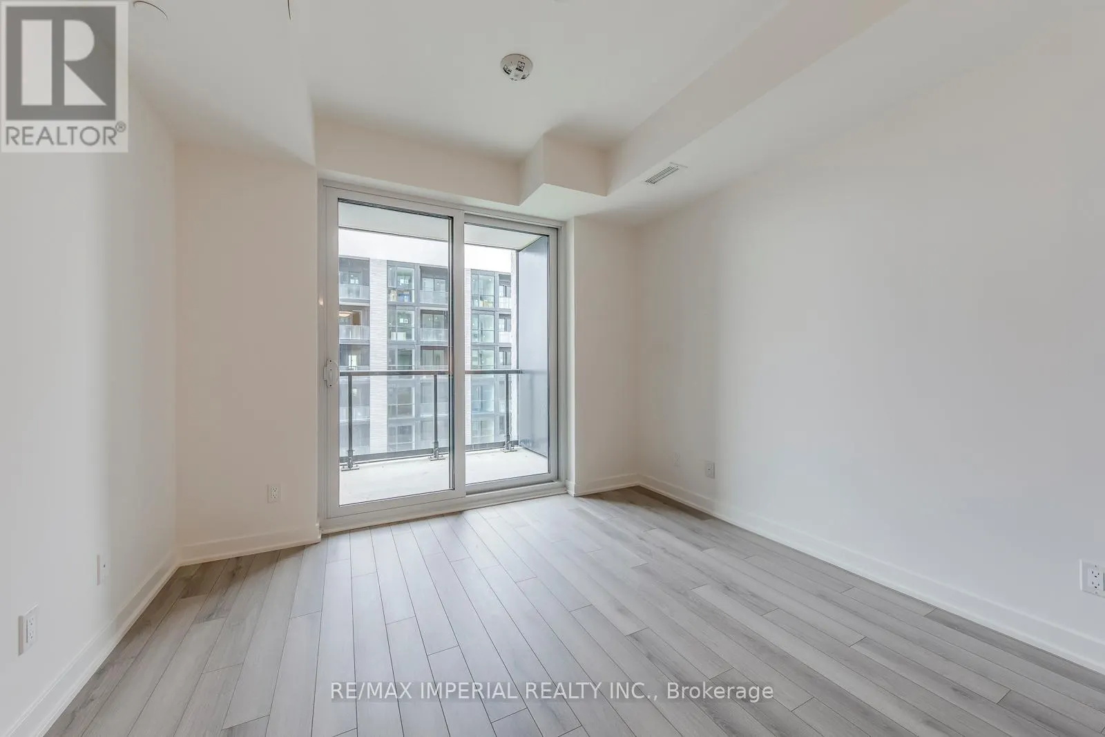 A1410 - 3079 TRAFALGAR ROAD
