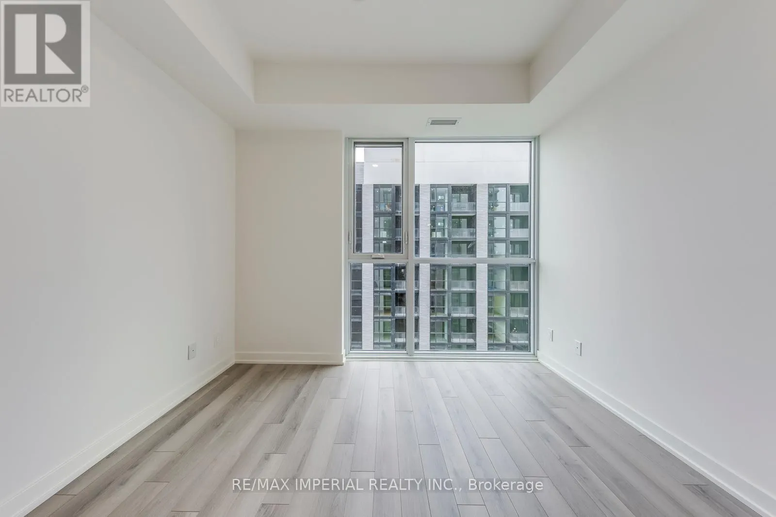 A1410 - 3079 TRAFALGAR ROAD