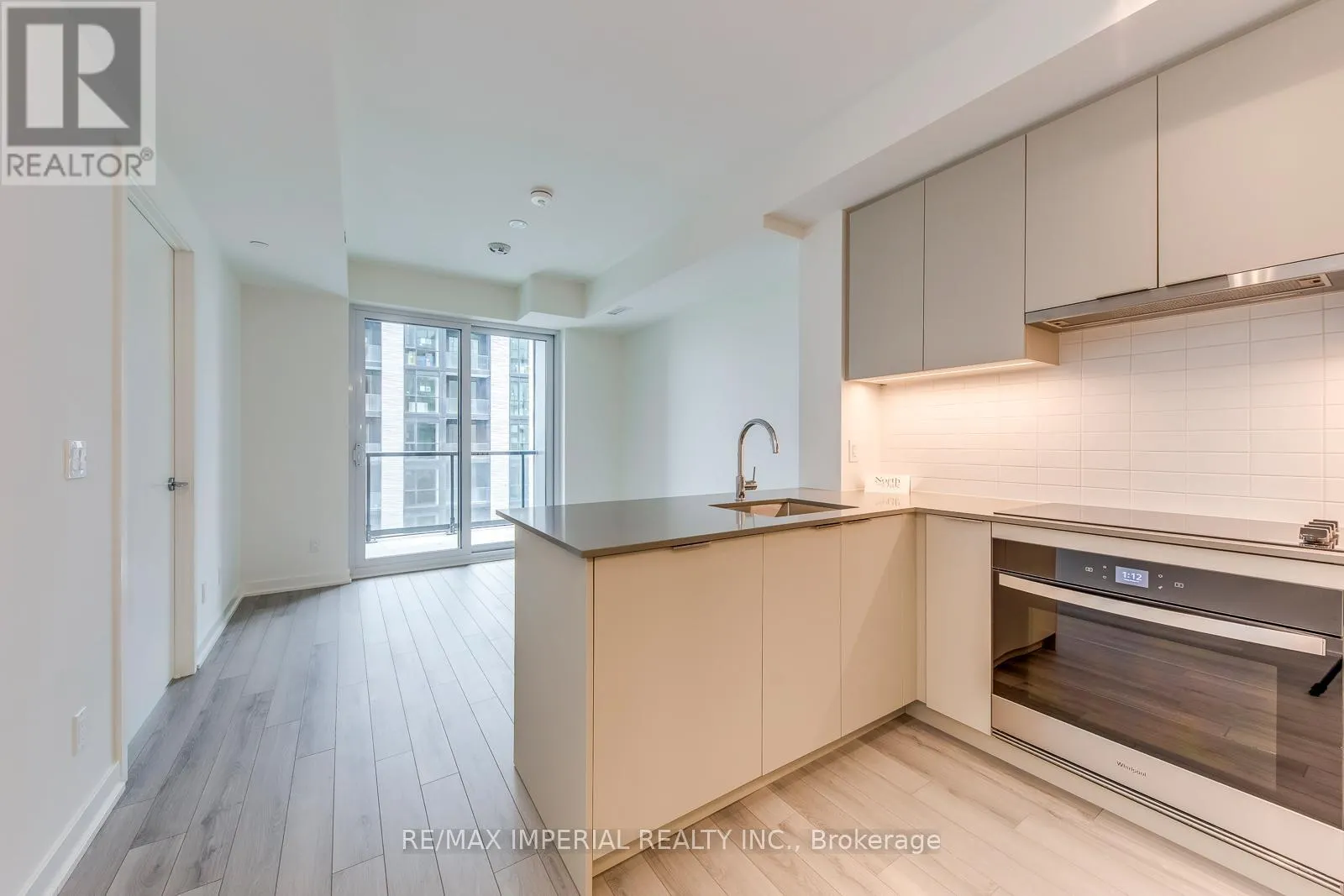 A1410 - 3079 TRAFALGAR ROAD