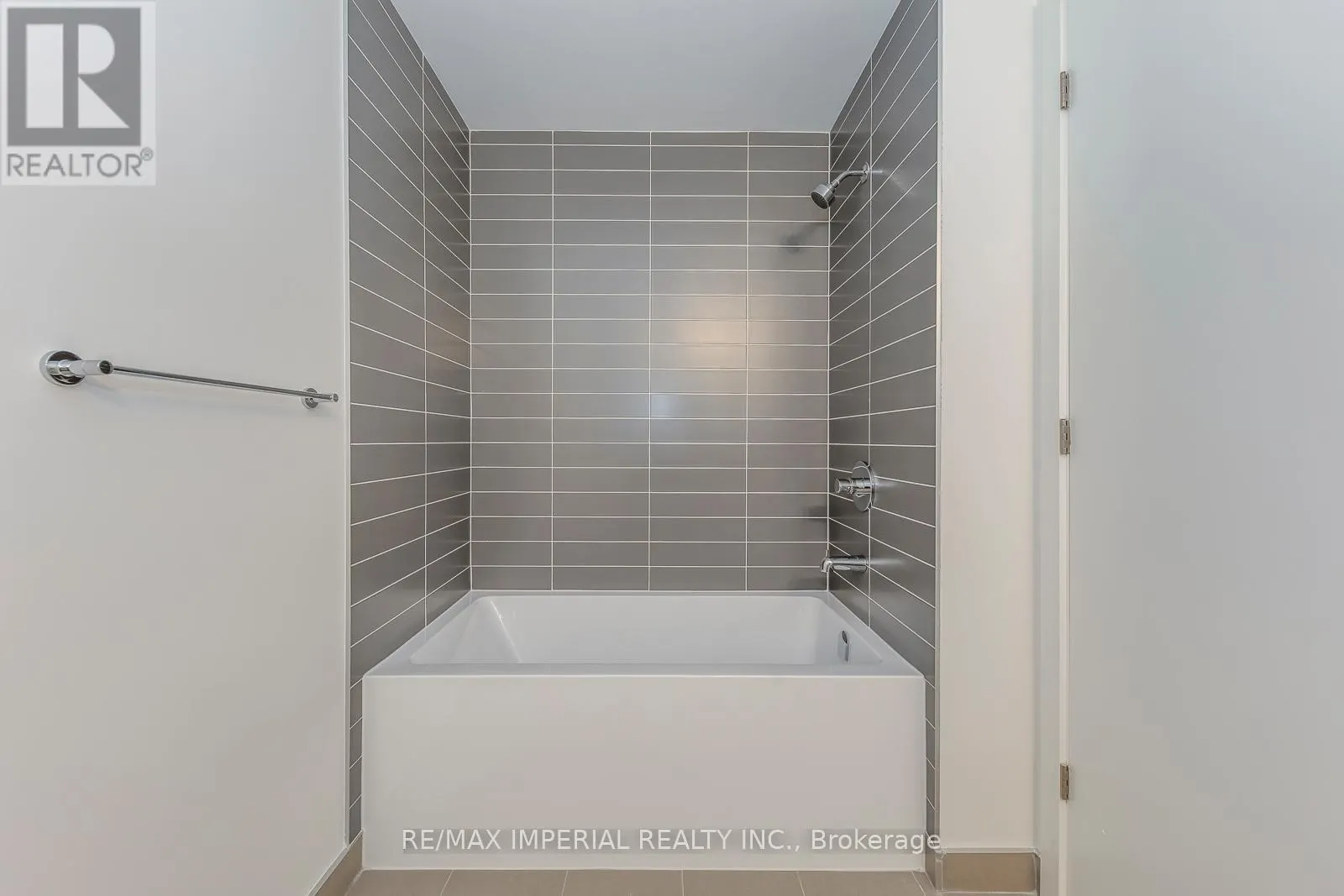 A1410 - 3079 TRAFALGAR ROAD