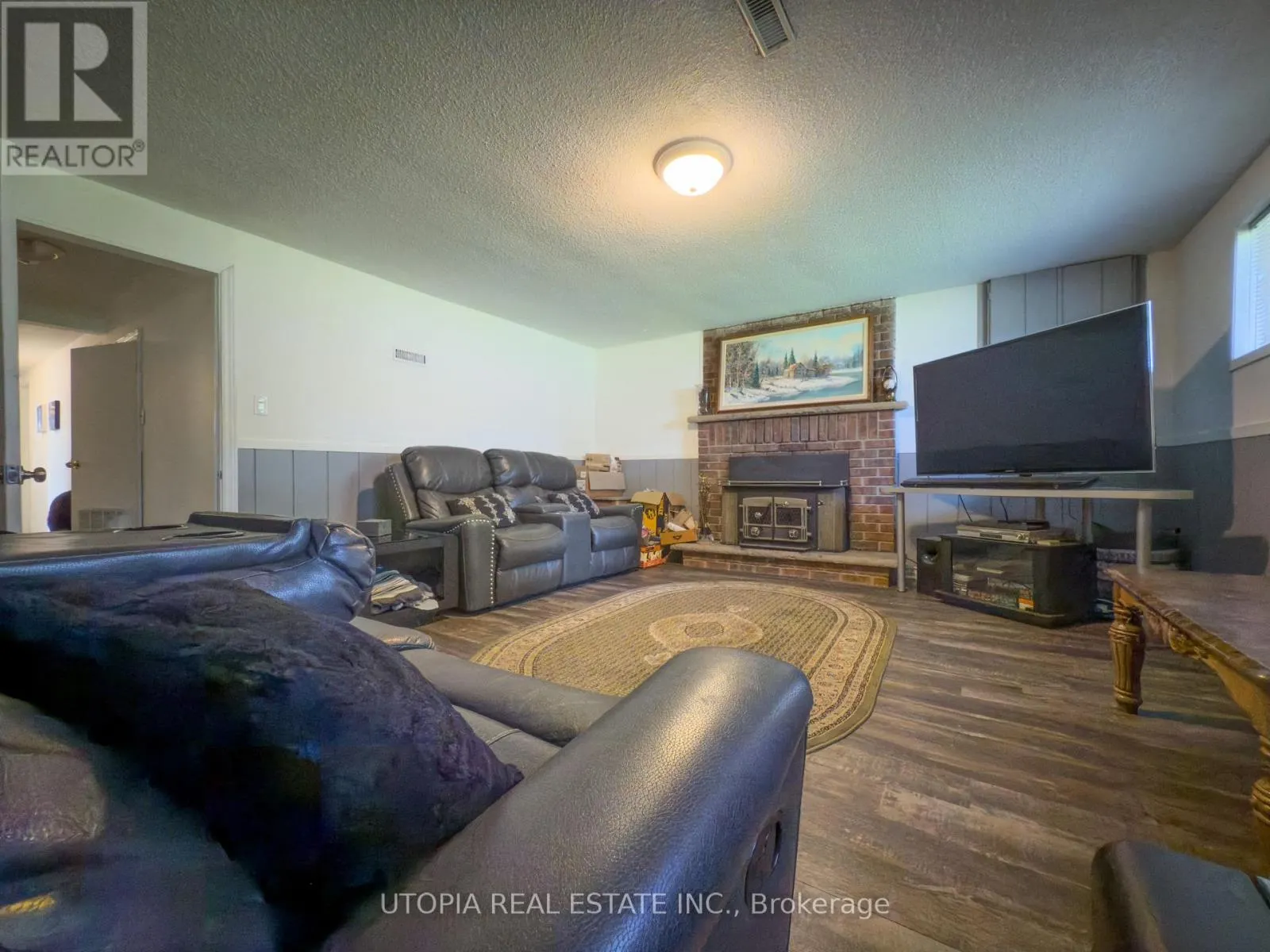 165 NORTH SERVICE ROAD E