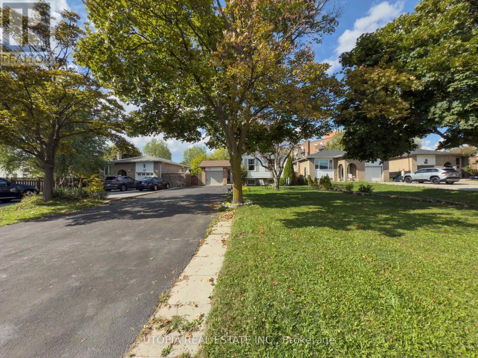 165 NORTH SERVICE ROAD E
