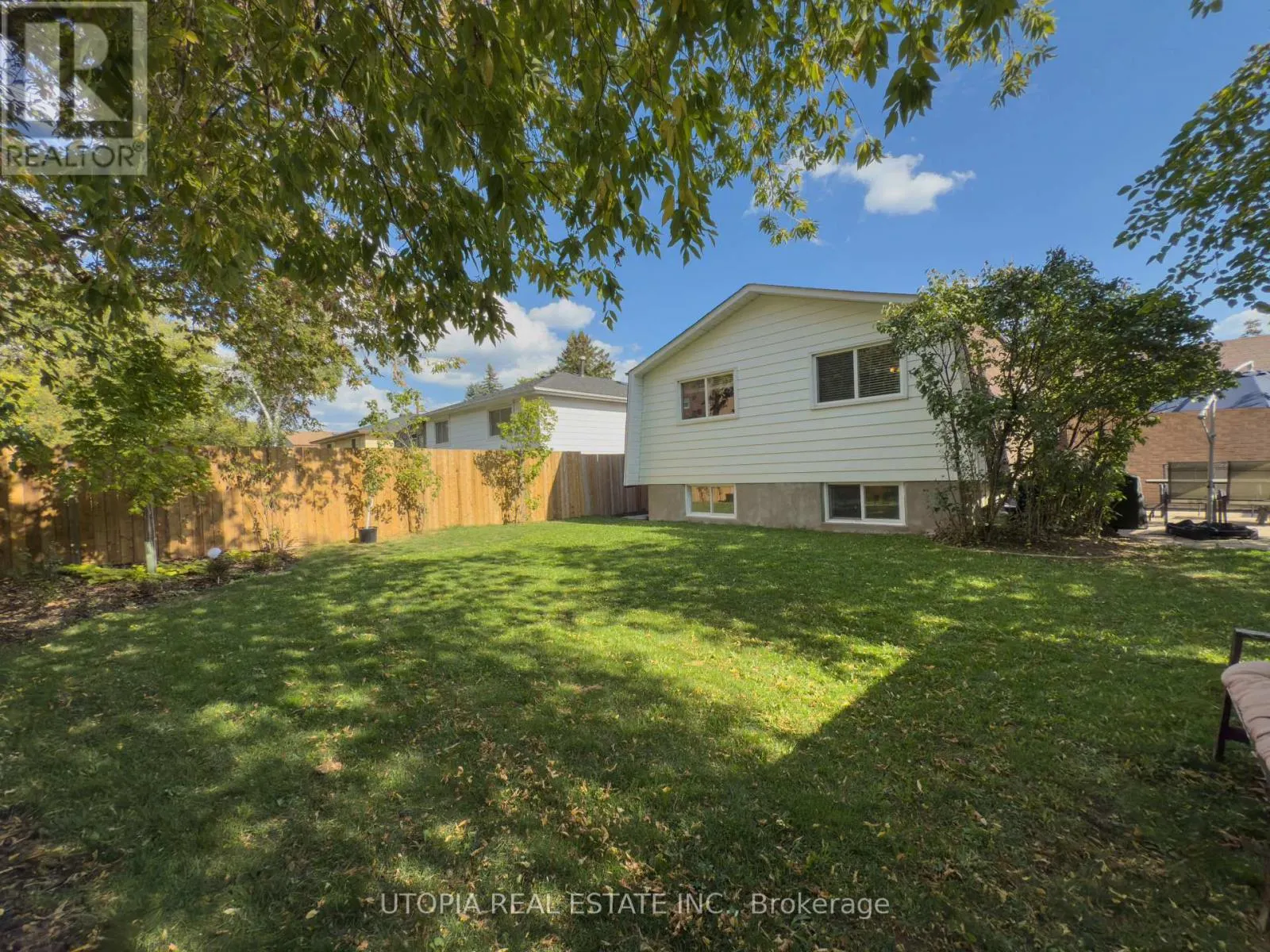 165 NORTH SERVICE ROAD E