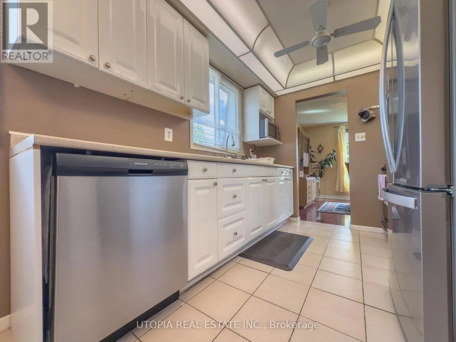 165 NORTH SERVICE ROAD E