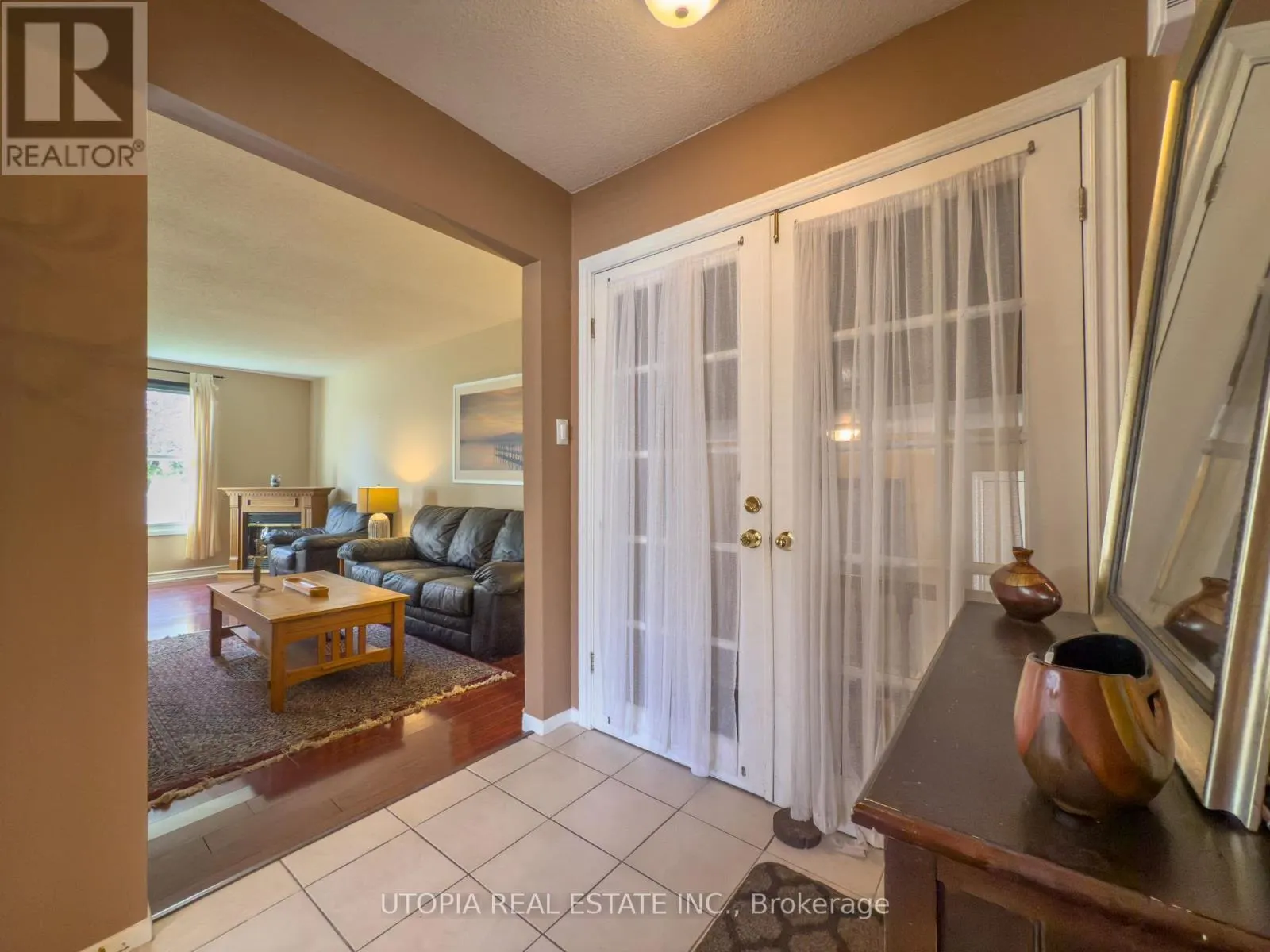165 NORTH SERVICE ROAD E
