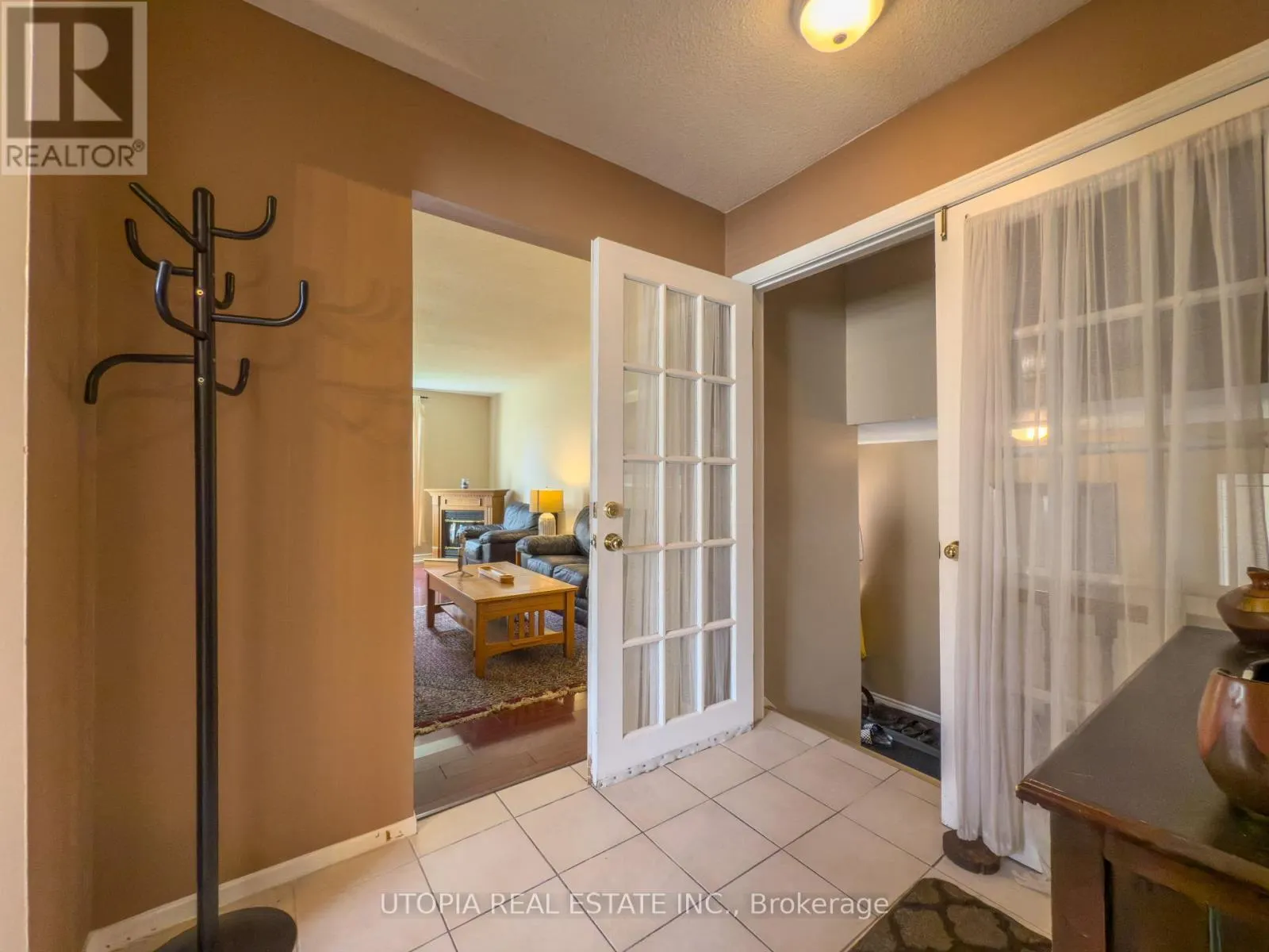 165 NORTH SERVICE ROAD E