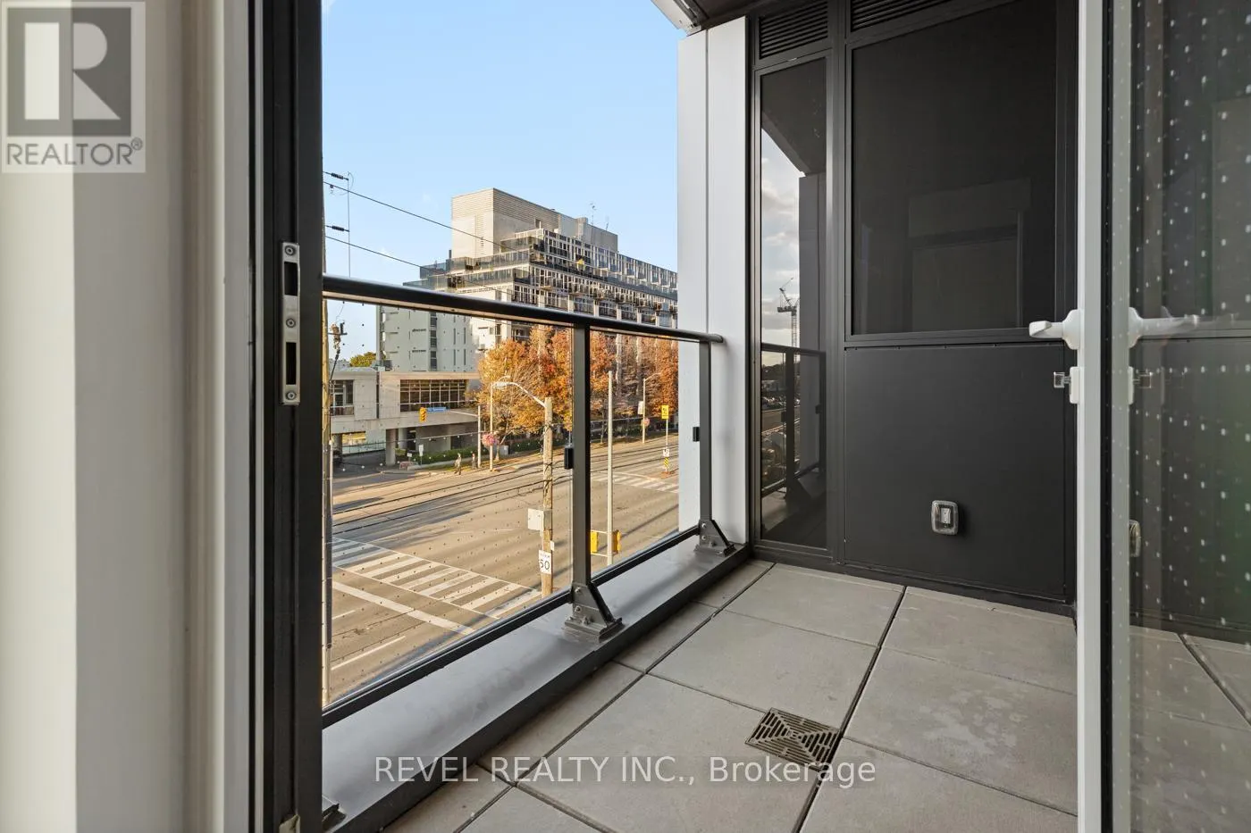 224 - 1037 THE QUEENSWAY