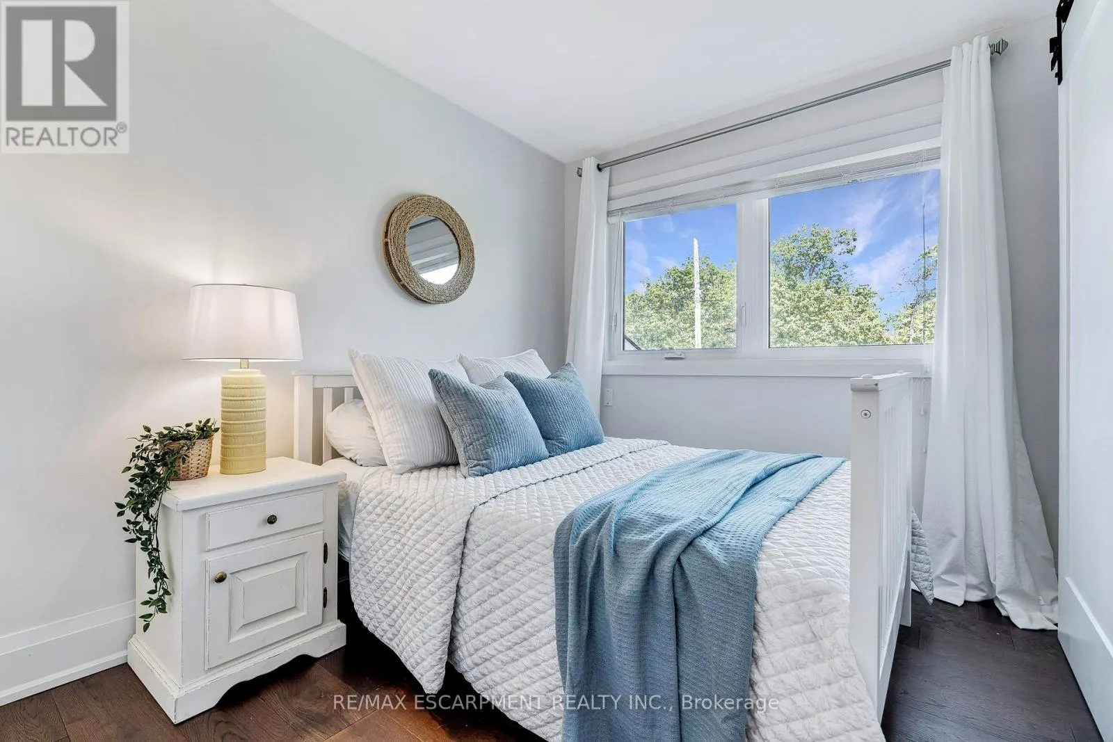 296 KENT CRESCENT