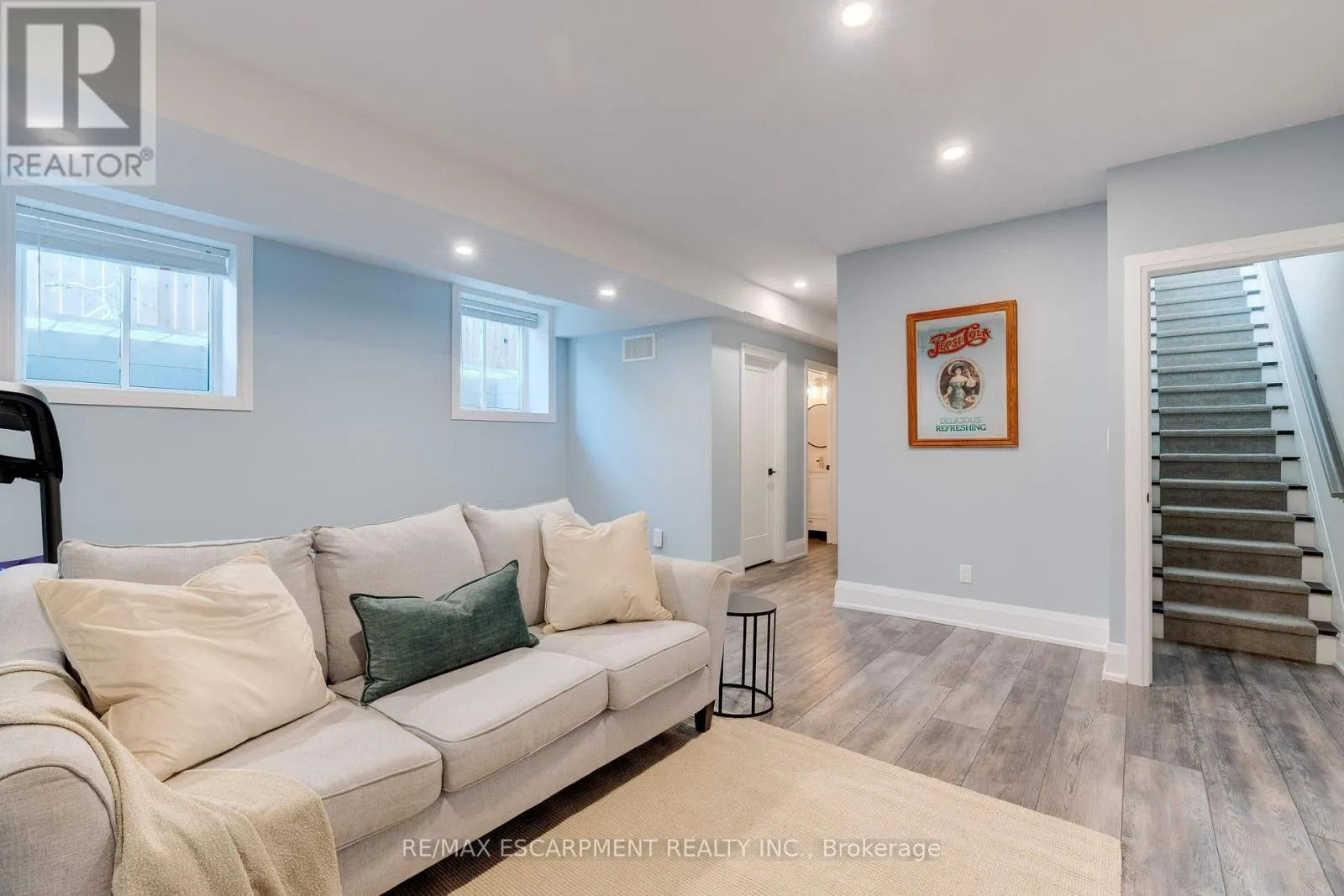 296 KENT CRESCENT