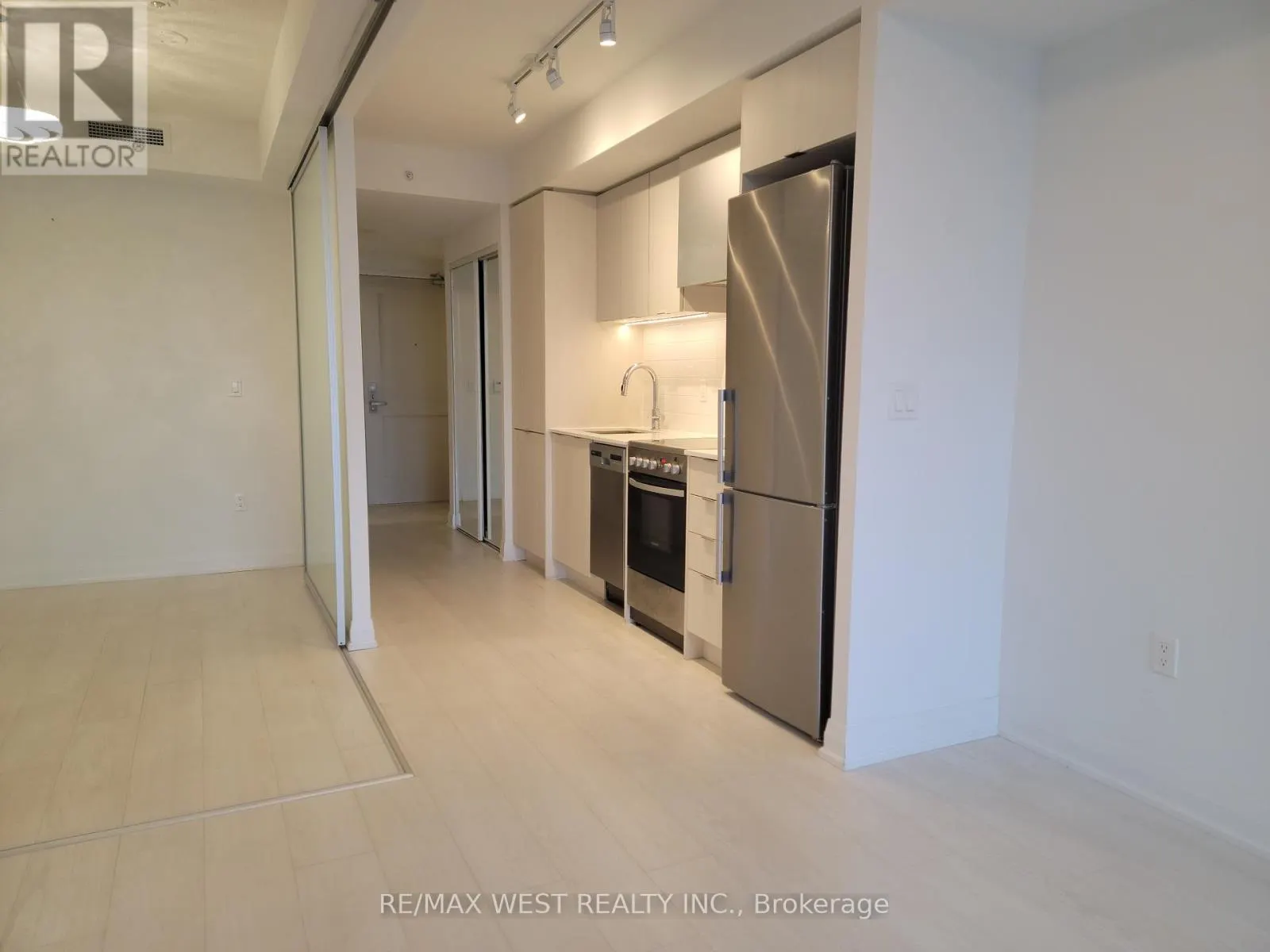 425 - 10 GIBBS ROAD