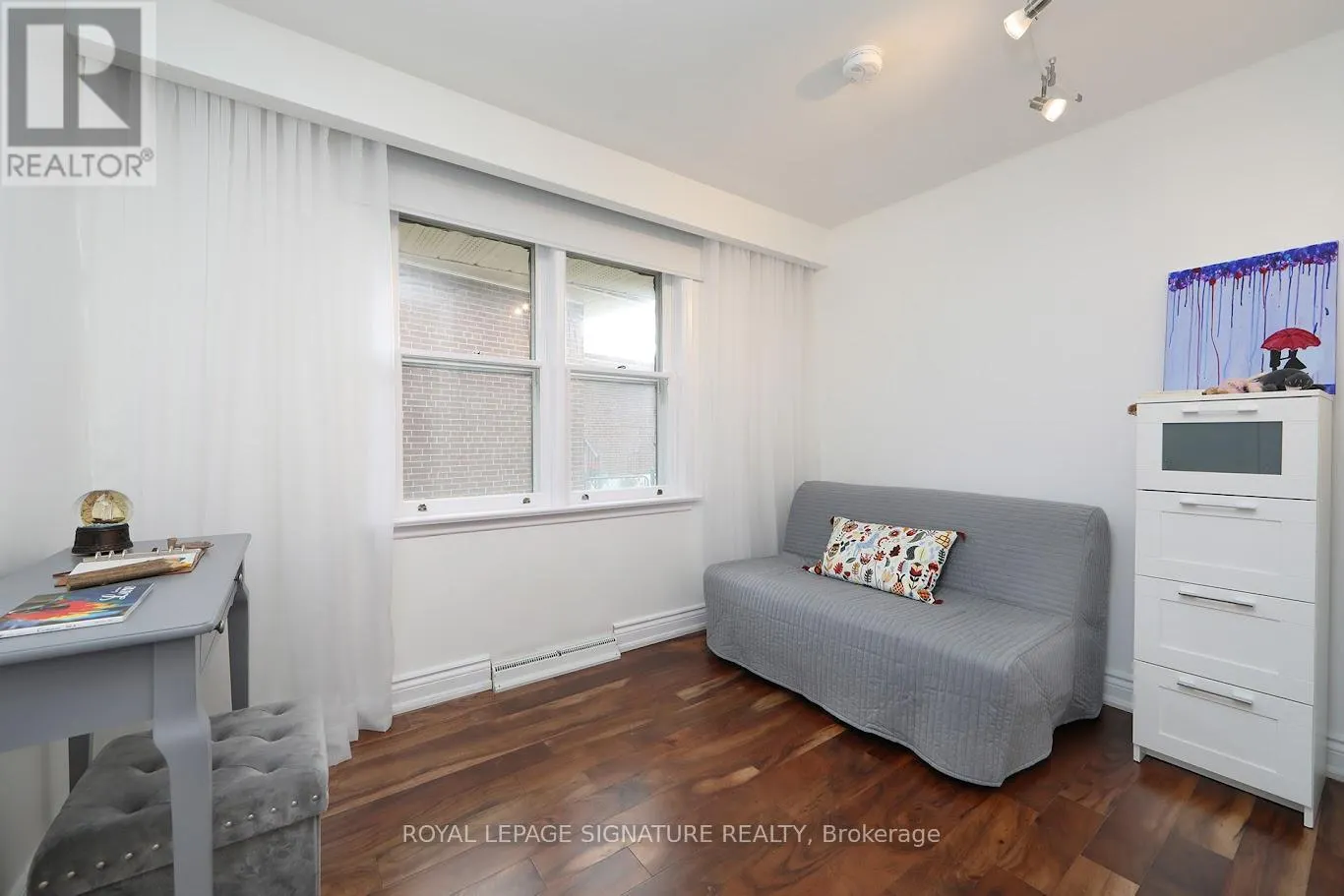 3 KEYWELL COURT
