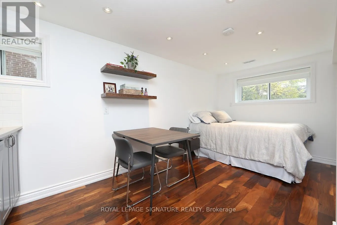 3 KEYWELL COURT