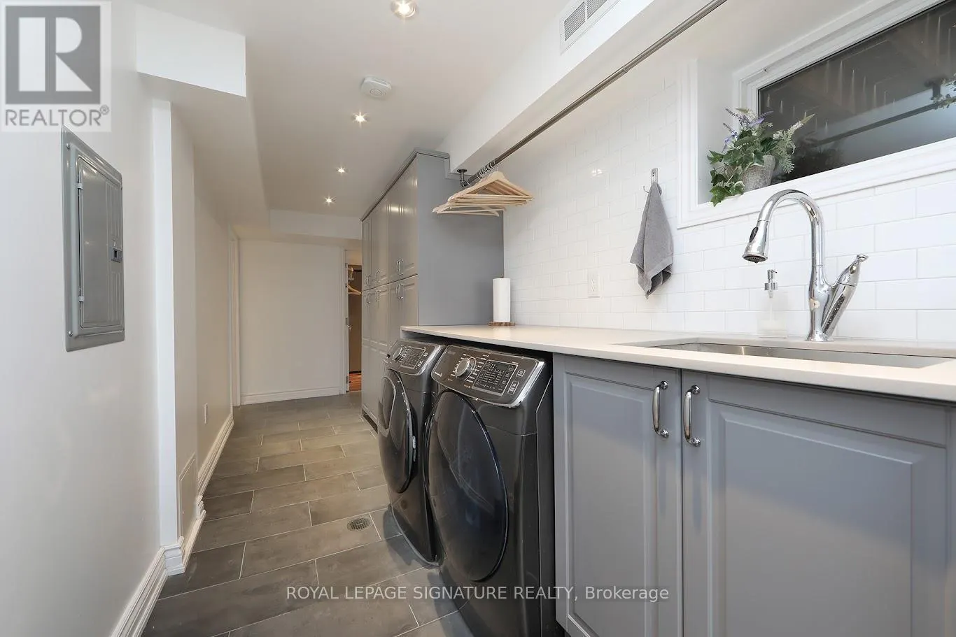 3 KEYWELL COURT