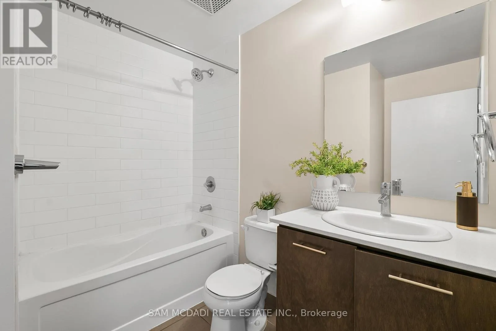 707 - 360 SQUARE ONE DRIVE N